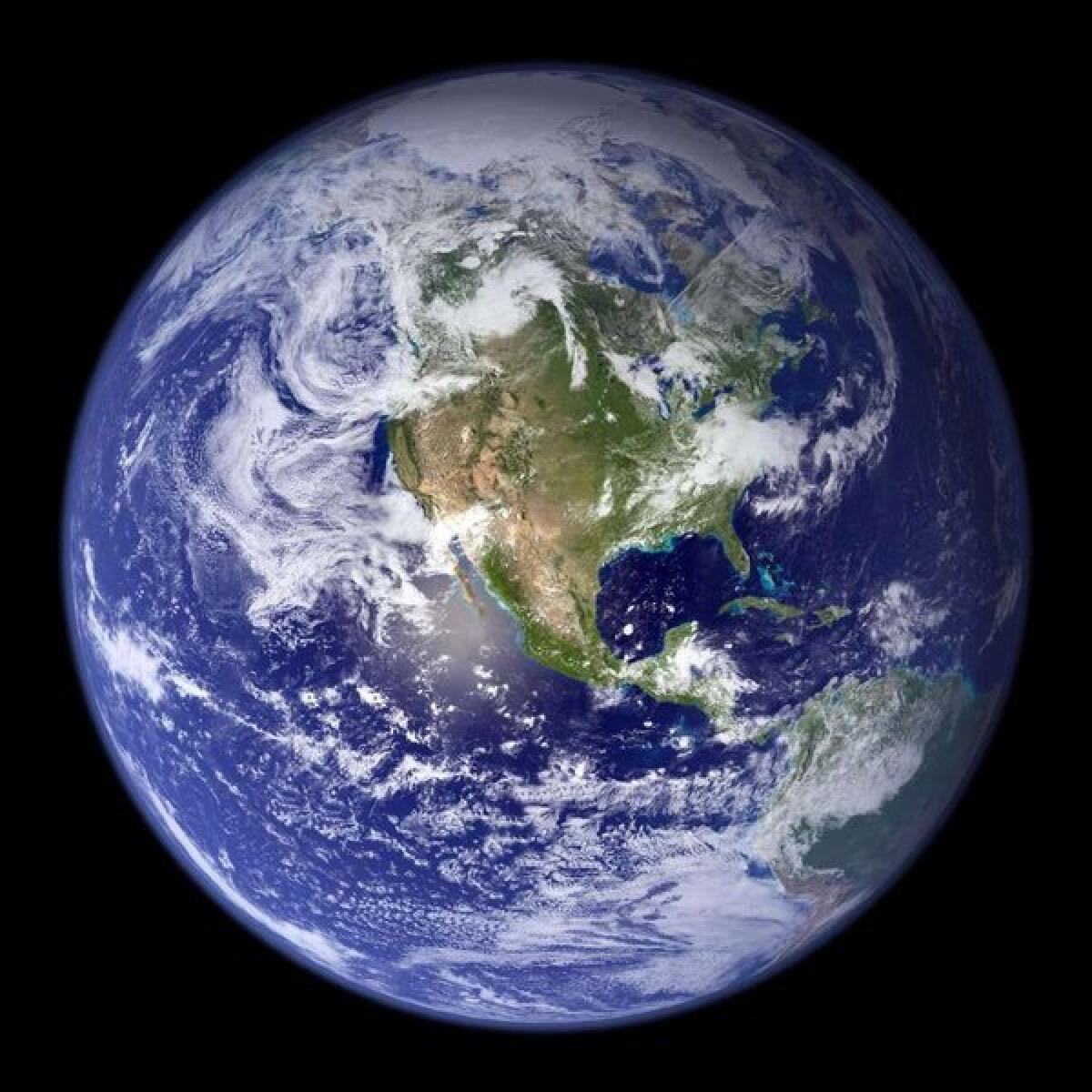 Las emisiones de carbono calientan la superficie de la Tierra pero enfrían la atmósfera superior.