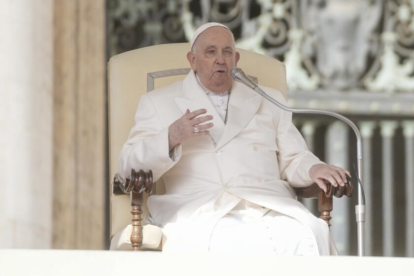 ARCHIVO - El papa Francisco sostiene su audiencia general semanal en la Plaza San Pedro del Vaticano, el 6 de marzo de 2024. (AP Foto/Gregorio Borgia, archivo)