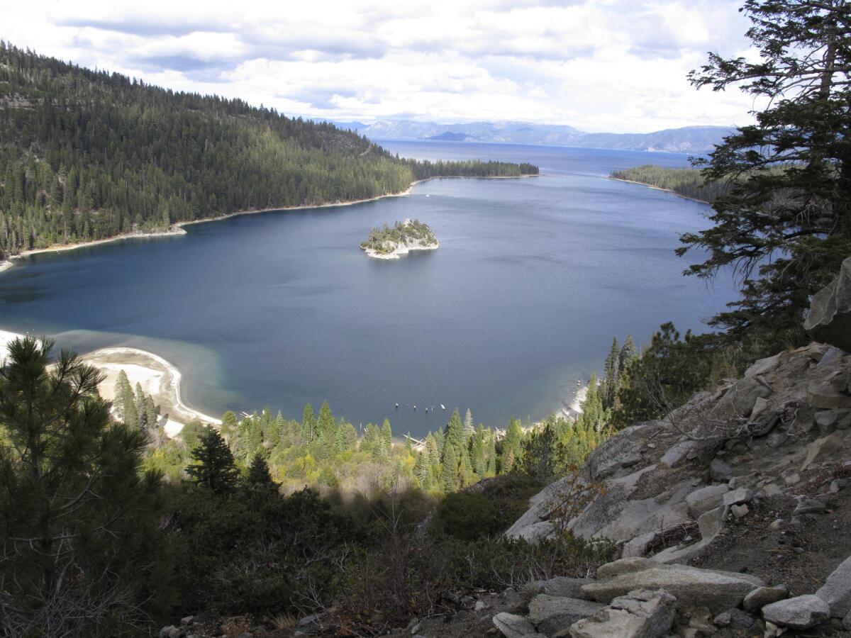 La costa retrocede en Emerald Bay en la esquina sudoeste del lago Tahoe, 20 de octubre de 2021,