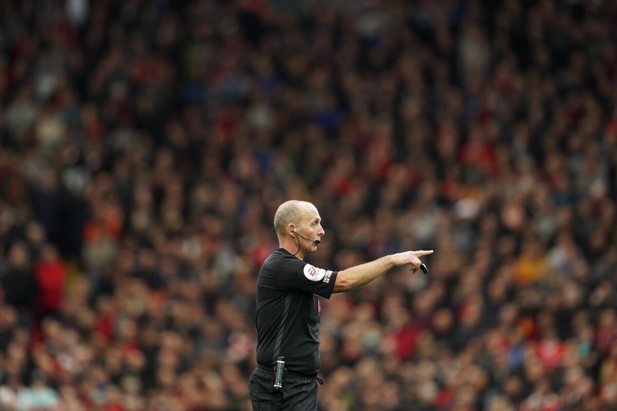 ARCHIVO - El árbitro Mike Dean hace un señalamiento durante el partido de la Liga Inglesa 