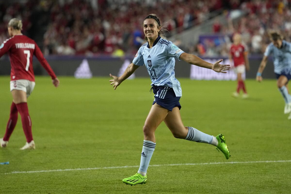 La española Marta Cardona celebra tras anotar el gol del triunfo en el encuentro del Grupo B 