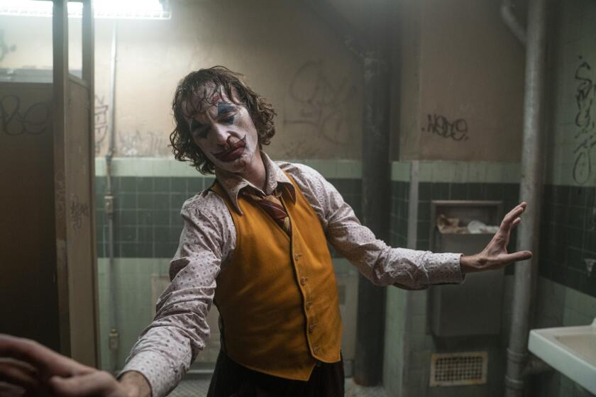 Esta imagen proporcionada por Warner Bros. Pictures muestra a Joaquin Phoenix en una escena de "Joker". (Niko Tavernise/Warner Bros. Pictures via AP)