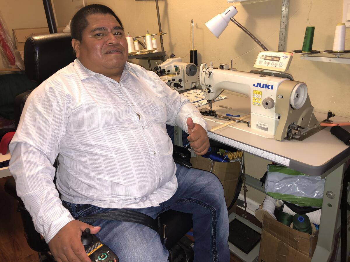 Obispo Agiataz utiliza para sobrevivir su silla de ruedas eléctrica y una máquina de coser.