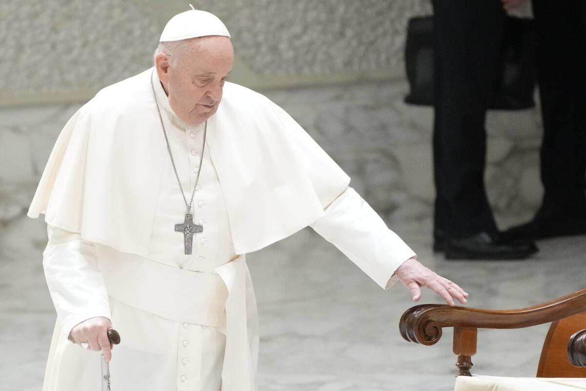 El papa Francisco arriba al Aula Pablo VI en el Vaticano para su audiencia general semanal, miércoles 27 de marzo de 2024.