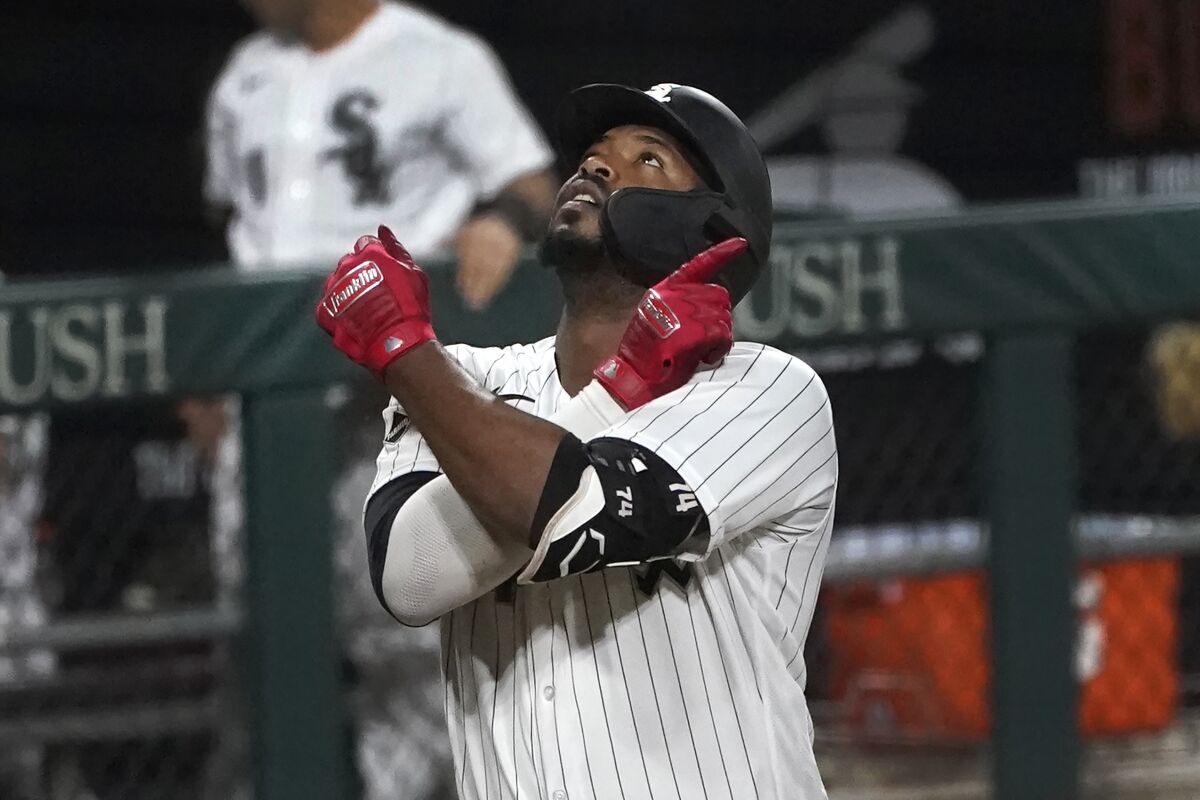 Eloy Jimenez hits his first 2 major-league home runs for the White