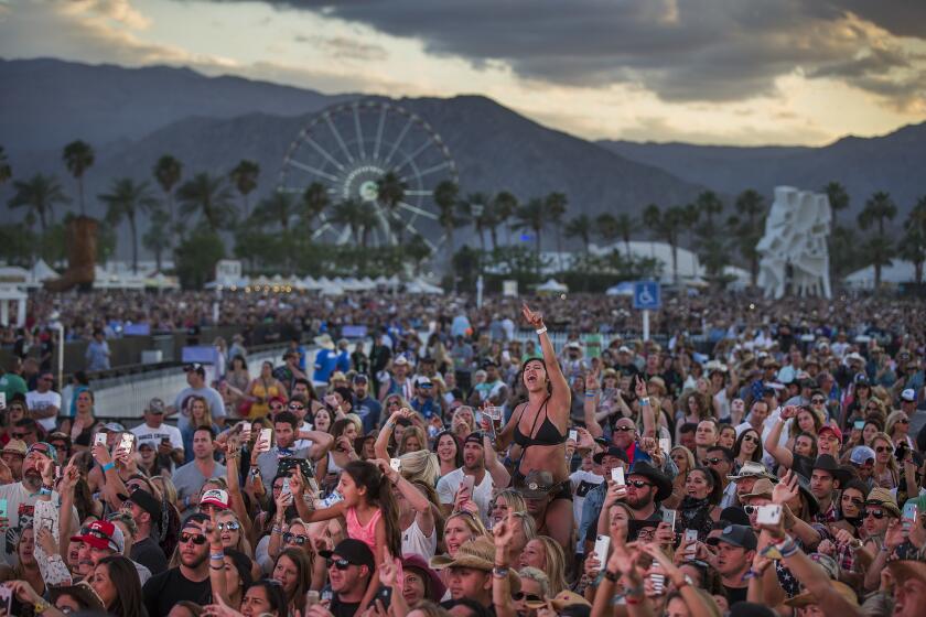 Twilight and good music help reinvigorate the fans on Day 3 of the Stagecoach Country Music Festival.