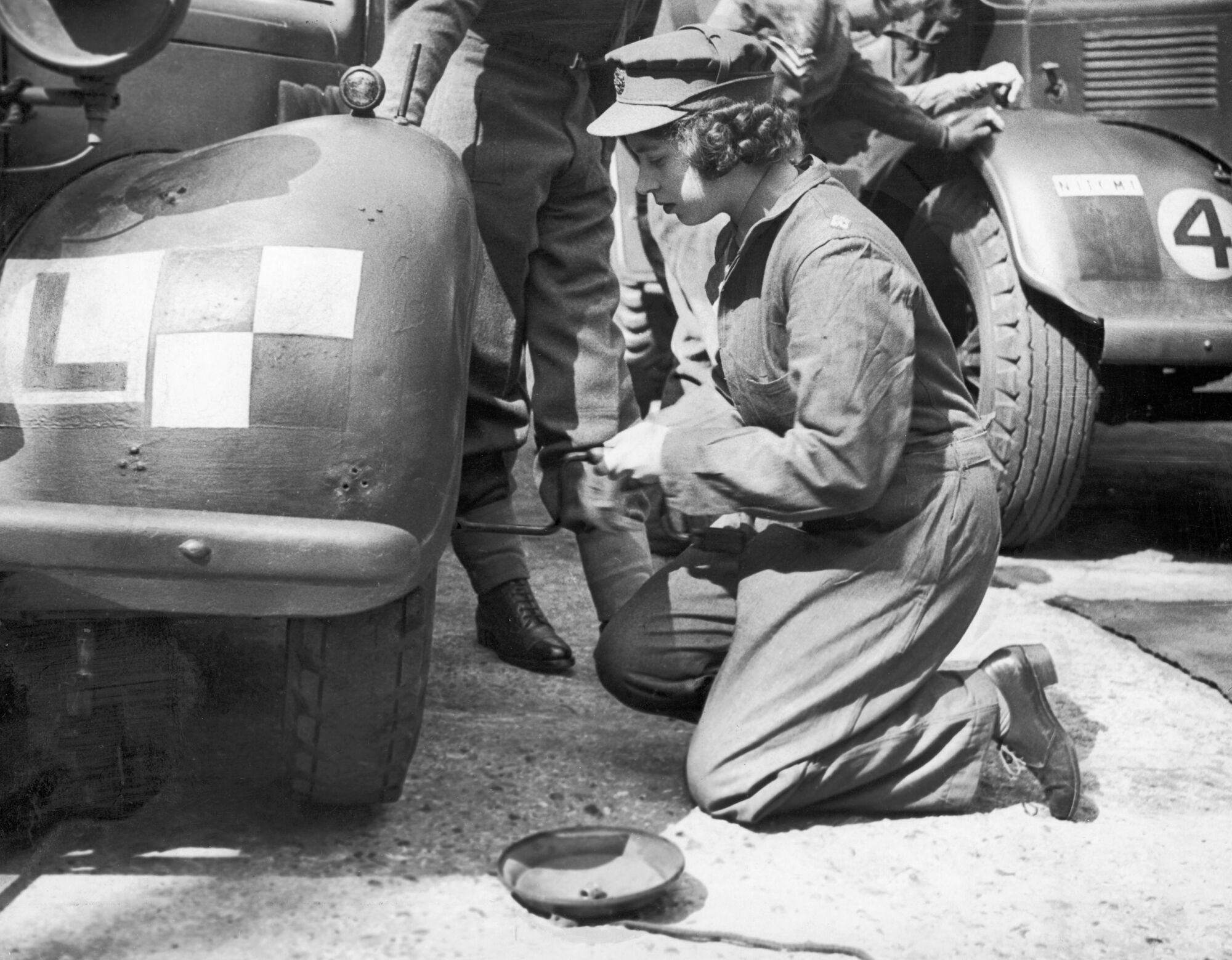 La princesa Isabel aprendiendo el mantenimiento básico de un coche como subalterna de la A.T.S. el 12 de abril de 1945.