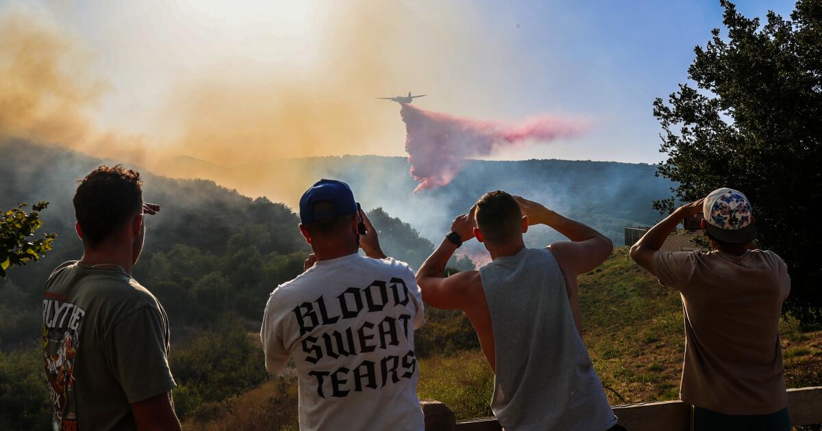 Après que l’incendie de sable ait cessé de se développer pendant la nuit, les avertissements d’évacuation ont été levés dans le comté de Ventura.