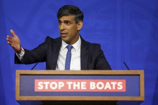 El primer ministro británico, Rishi Sunak, habla durante una conferencia de prensa en Downing Street, Londres, el lunes 22 de abril de 2024. (Toby Melville/Pool Foto via AP)