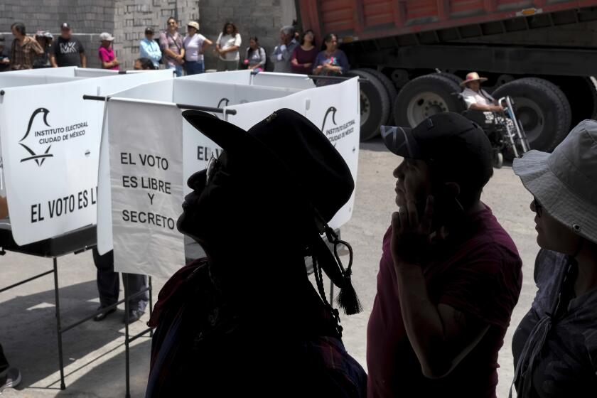 Los votantes hacen fila mientras esperan su turno para emitir su voto durante las elecciones generales en la Ciudad de México, el domingo 2 de junio de 2024. (AP Foto/Matías Delacroix)