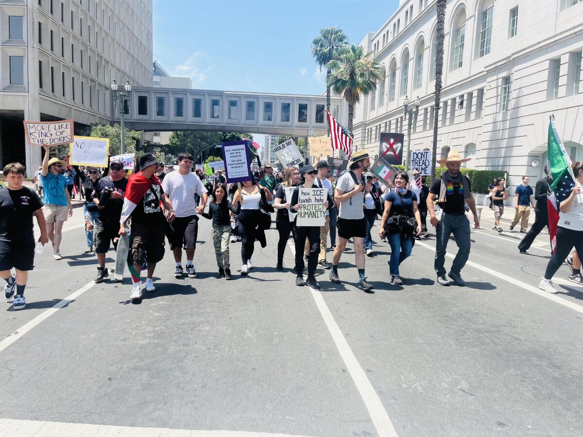 Las redadas y el proyecto de ley "Big Beautiful Bill" provocan protestas.