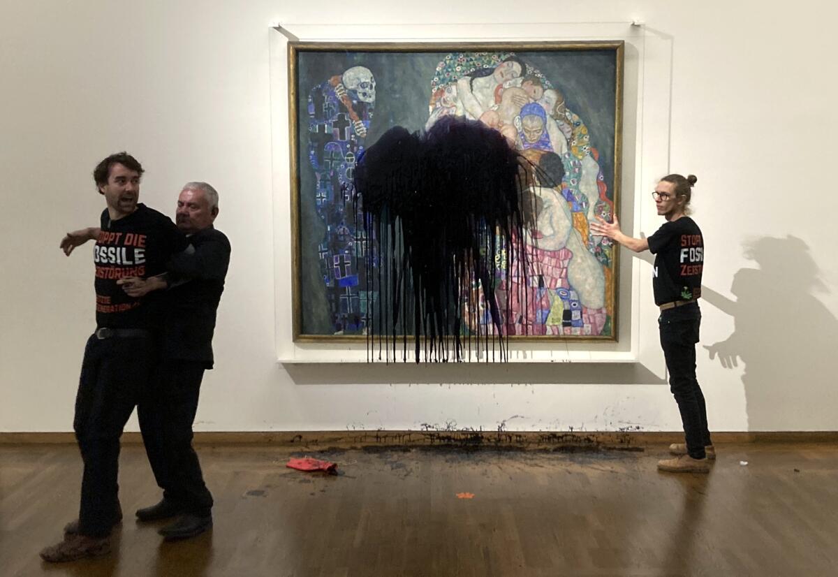 Activistas austriacos de "last generation Austria" arrojan petróleo a una pintura de Gustav Klimt 