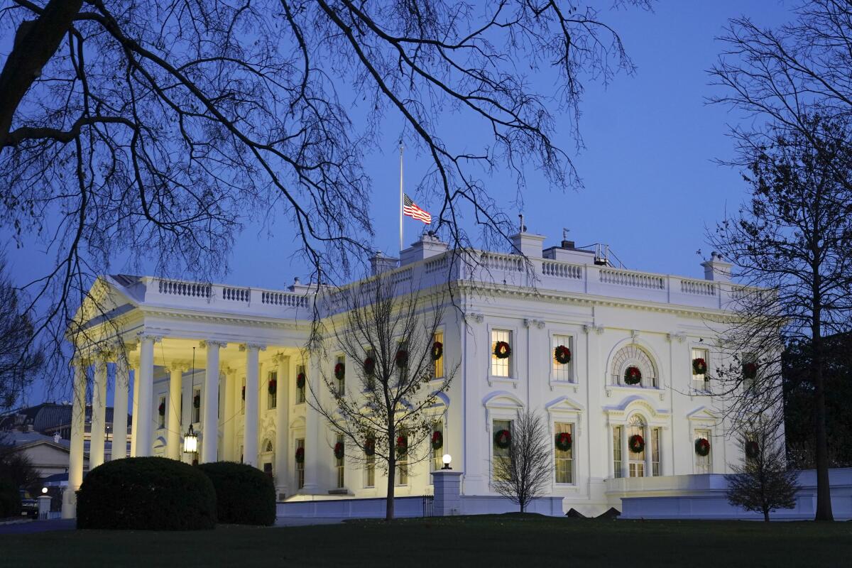 Esta fotografía del lunes 7 de diciembre de 2020 muestra la Casa Blanca en Washington. (AP Foto/Patrick Semansky)