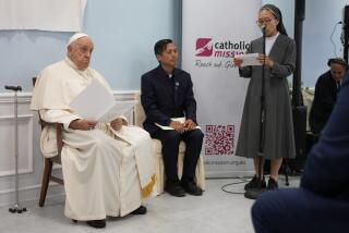 El papa Francisco participa en la inauguración de la Casa de la Misericordia, una clínica y albergue para indigentes, el lunes 4 de septiembre de 2023, en Ulán Bator, Mongolia. (AP Foto/Andrew Medichini)