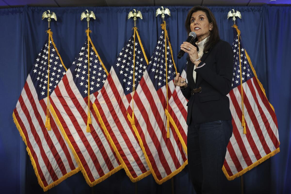 La precandidata presidencial republicana Nikki Haley habla en un evento de campaña 