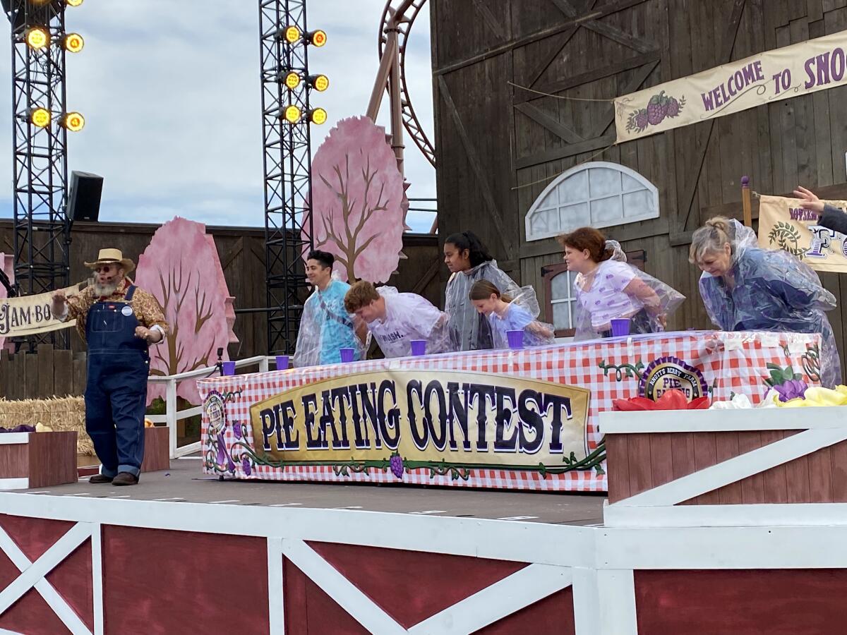 El concurso de comer pasteles del Knott's Berry Farm Boysenberry Fest.