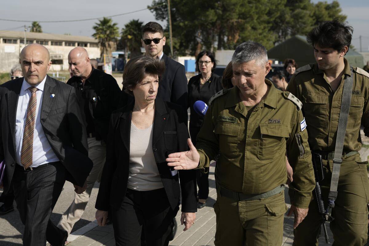 La ministra de Exteriores de Francia, Catherine Colonna, conversa con el coronel israelí Olivier Rafowicz 