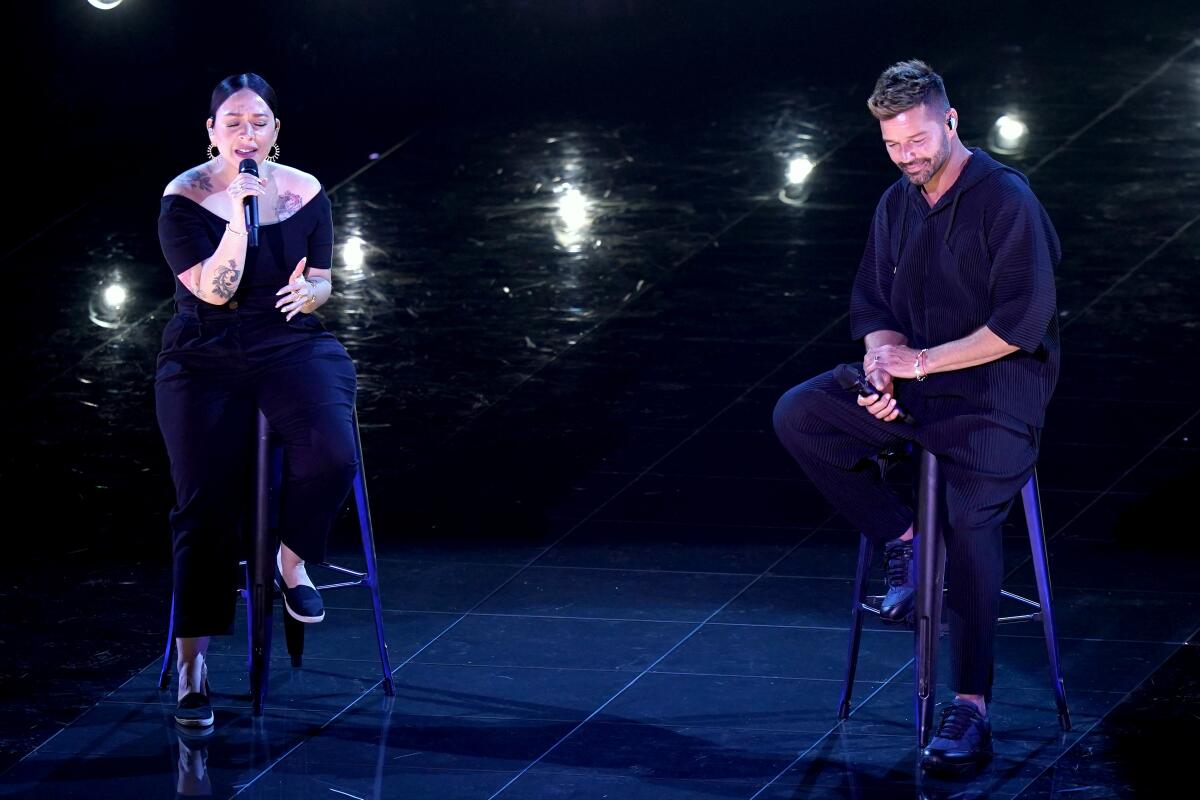 Ricky Martin junto a Carla Morrison en un escenario de Miami cuando colaboraron en el tema "Recuerdo".