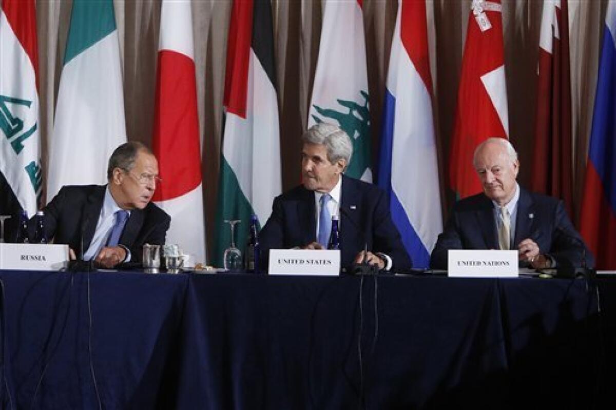 El ministro de Exteriores de Rusia, Sergey Lavrov (izquierda), y el secretario de Estado de Estados Unidos, John Kerry, hablan junto al enviado especial de la ONU para Siria, Staffan de Mistura, durante una reunión del Grupo Internacional de Apoyo a Siria, el 22 de septiembre de 2016, en Nueva York.