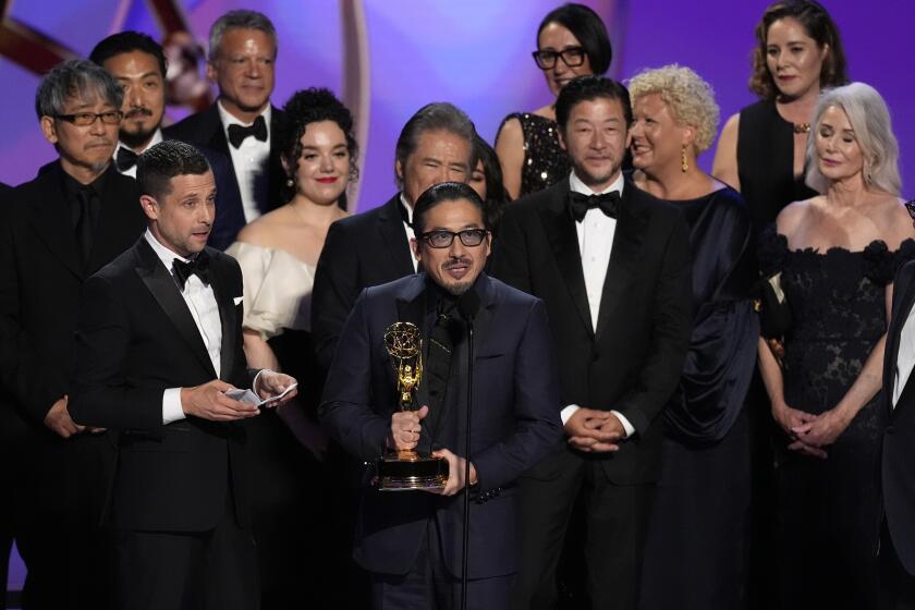 Justin Marks, centro, e Hiroyuki Sanada, centro derecha, y el equipo de “Shogun” aceptan el premio a la mejor serie dramática en la 76ª edición de los premios Emmy el domingo 15 de septiembre de 2024 en el Teatro Peacock en Los Ángeles. (Foto AP/Chris Pizzello)