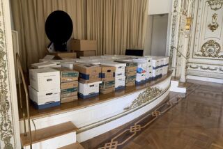 Esta imagen, contenida en una imputación contra el expresidente Donald Trump, muestra cajas con dcumentos almacenados en la Sala de Baile Blanco y Oro en la mansión Mar-a-Lago de Trump, en Palm Beach, Florida. (Departamento de Justicia vía AP)