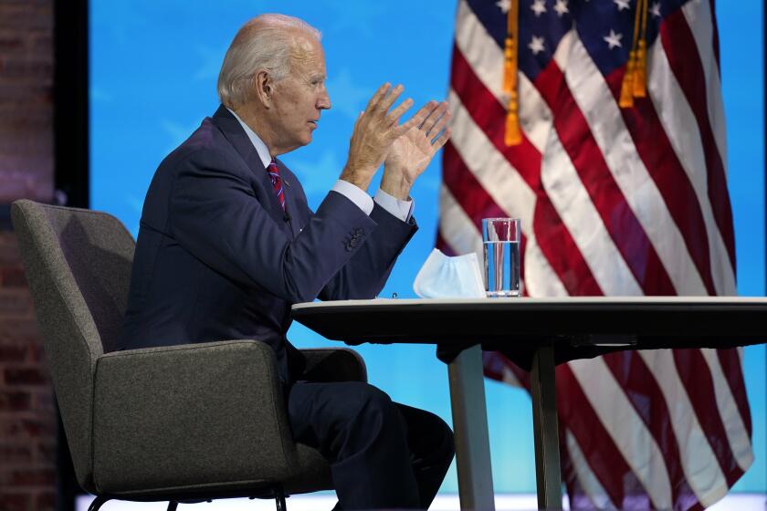 El presidente electo Joe Biden participa en una reunión virtual con la Asociación Nacional de Directores de Juntas de Condados en el teatro The Queen, el viernes 4 de diciembre de 2020, en Wilmington, Delaware. (AP Foto/Andrew Harnik)