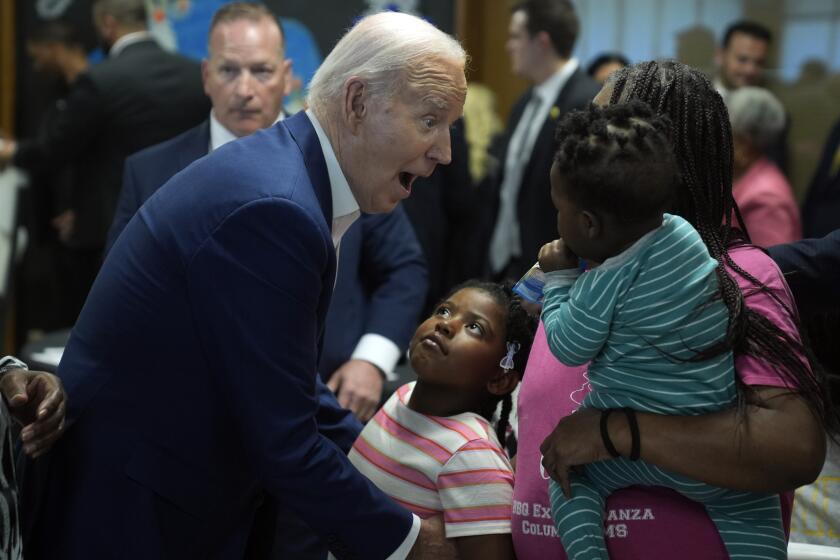 El presidente Joe Biden saluda a voluntarios de campaña en el Centro Comunitario Dr. John Bryant, el 8 de mayo de 2024, en Racine, Wisconsin. (AP Foto/Evan Vucci)