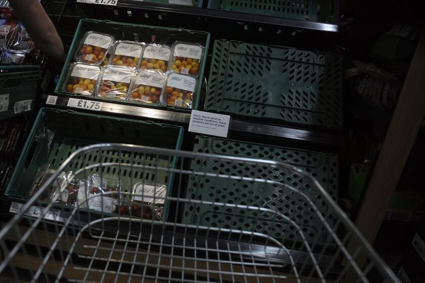 ARCHIVO - Paquetes de tomates en exhibición al lado de un anuncio que señala que hay una escasez de ellos debido al mal tiempo en el lugar donde se cosechan, en un supermercado de Londres, el 28 de febrero de 2023. (AP Foto/Alastair Grant, archivo)