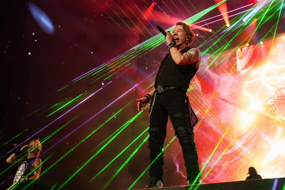 Ο Axl Rose των Guns N' Roses εμφανίζεται στη σκηνή.