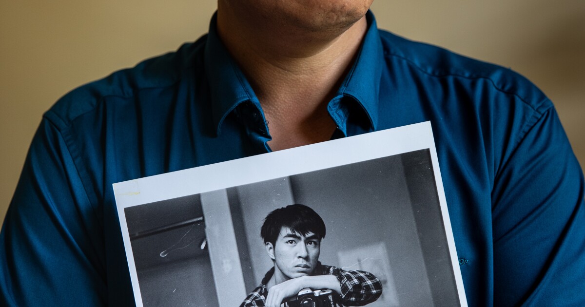 在他的儿子在南加州大学的照片中去世后，父亲仍在寻找答案