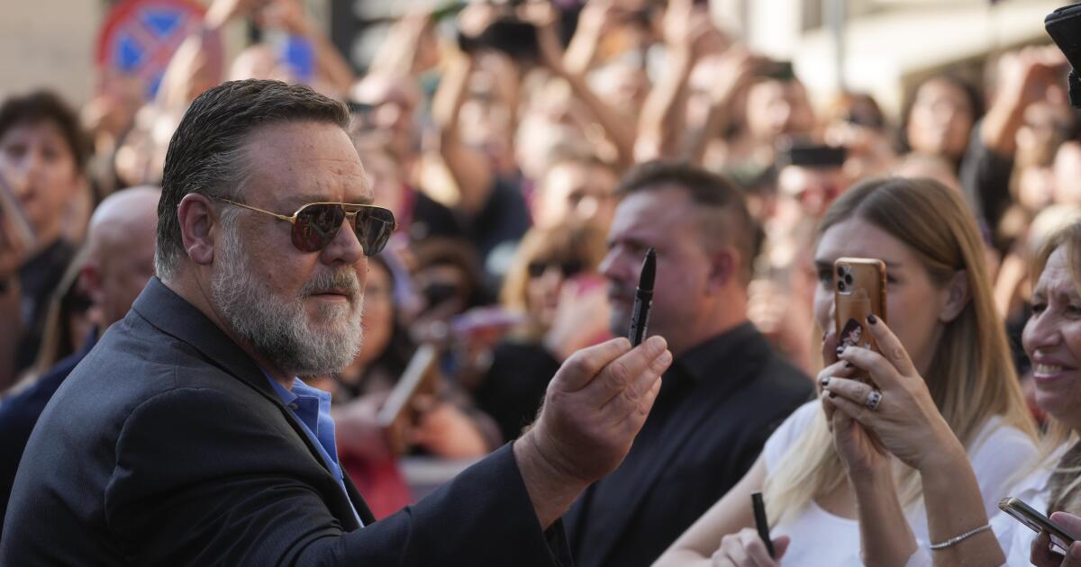 Russell Crowe slams 'clickbait' spin on interaction with autograph seekers: 'What's your problem?'