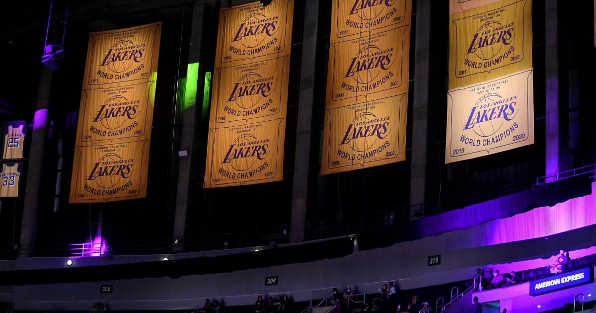 Los Angeles Lakers unveil 2020 NBA championship banner, stay alive