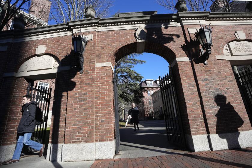 Un hombre sale de la Universidad de Harvard, el martes 12 de diciembre de 2023, en Cambridge, Massachusetts. (AP Foto/Steven Senne)
