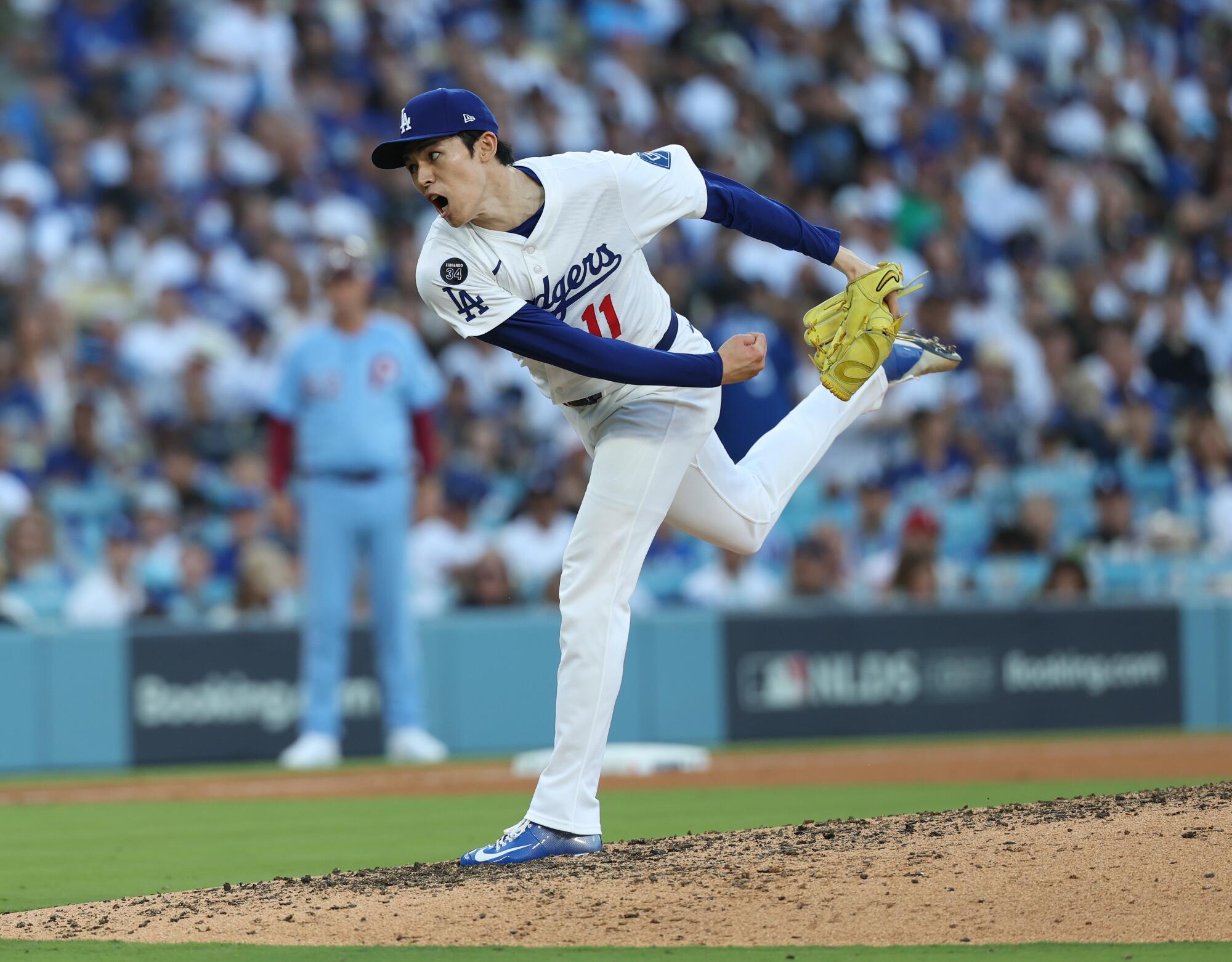 El lanzador de los Dodgers, Roki Sasaki, cumple en la octava entrada del Juego 4 de la NLDS contra los Filis.