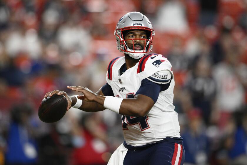 El quarterback Jacoby Brissett de los Patriots de Nueva York pasa ante los Commanders de Washington, el 25 de agosto de 2024, en Landover, Maryland. (AP Foto/Nick Wass)