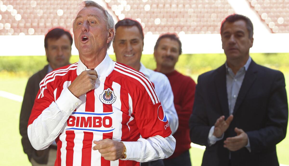 Johan Cruyff, con el uniforme de las Chivas, en su prepsentación como asesor del club mexicano, en fabrero de 2012.