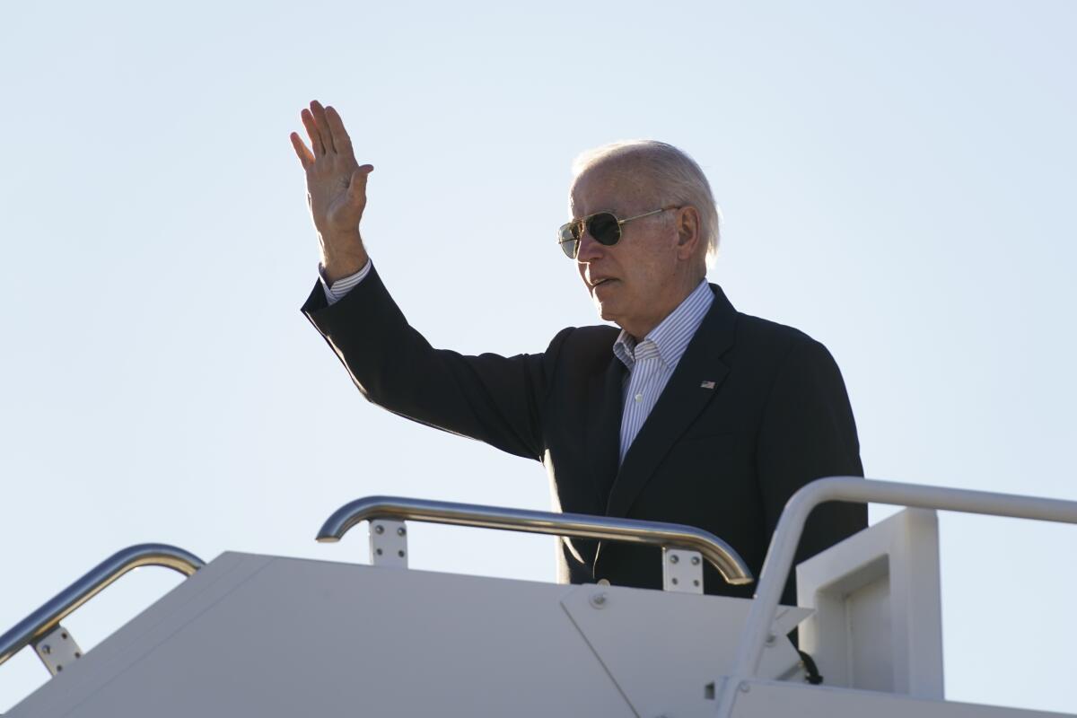 El presidente Joe Biden saluda antes de abordar el avión presidencial,