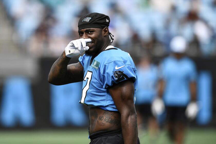 El receptor abierto de los Carolina Panthers, Xavier Legette, sonríe durante el campamento de entrenamiento del equipo de fútbol americano de la NFL en Charlotte, Carolina del Norte, el sábado 27 de julio de 2024. (AP Foto/Matt Kelley)