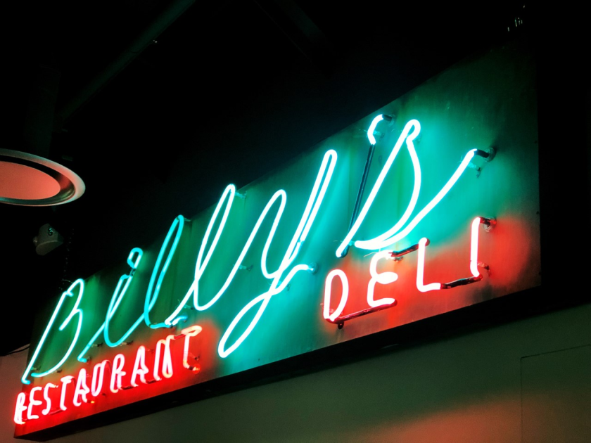 Desde 1948, el Billy's Restaurant Deli era el lugar donde conseguir un plato de corned beef o un sándwich de pastrami Reuben en Glendale. La clásica tienda de delicatessen iluminaba la ciudad con un sencillo cartel de neón.