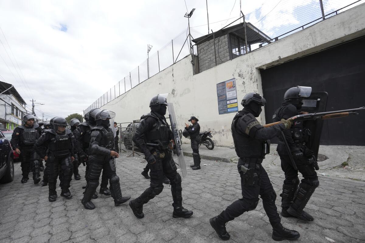 Policías y soldados se preparan para ingresar a la prisión El Inca donde se registran disturbios,