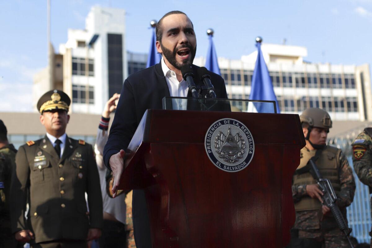 El presidente salvadoreño Nayib Bukele, acompañado de miembros de las fuerzas armadas, habla con sus simpatizantes afuera del Congreso salvadoreño en San Salvador, El Salvador, el domingo 9 de febrero de 2020.