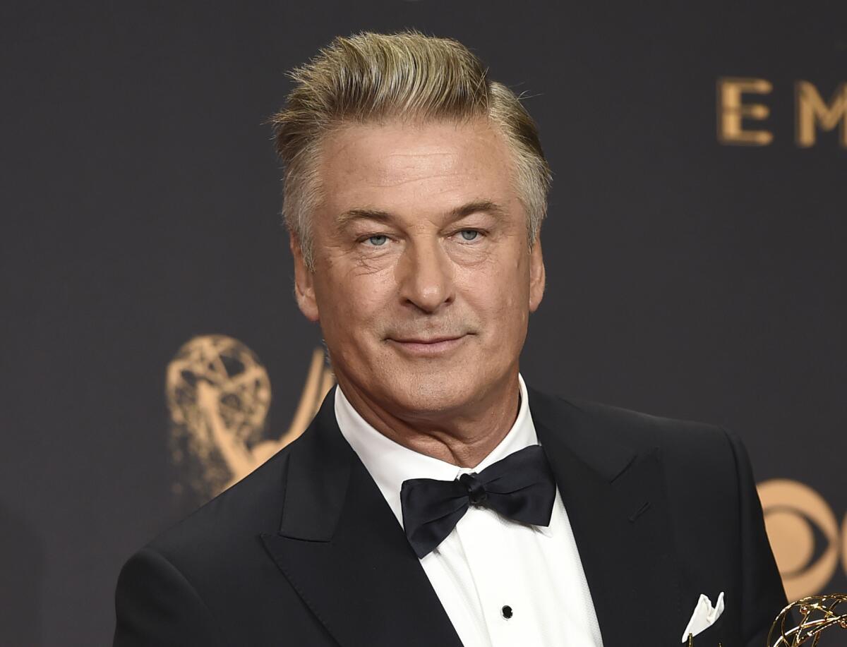 Alec Baldwin posa en la sala de prensa con el premio a mejor actor de reparto en una serie de comedia 