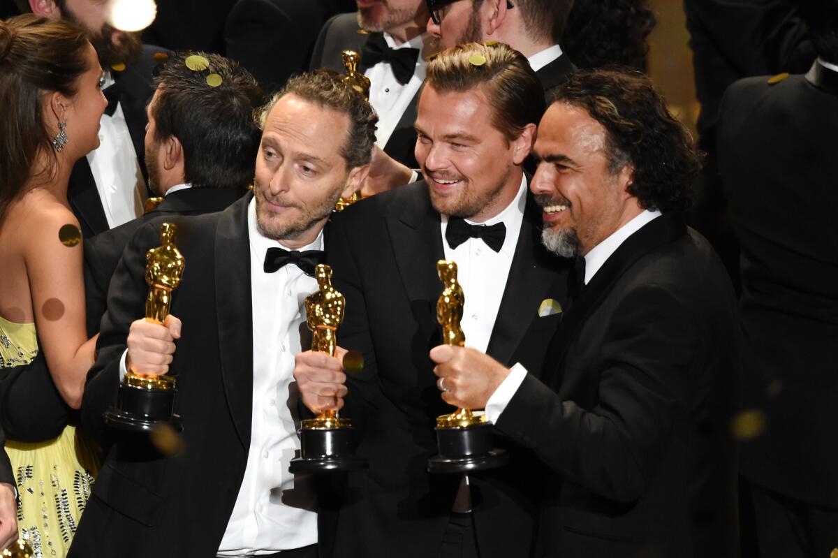 El director de fotografía Emmanuel Lubezki y el director Alejandro G. Iñárritu a los lados del actor Leonardo DiCaprio; todos ellos fueron premiados en los Oscars por su labor en "The Revenant".
