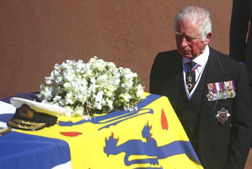 El príncipe Carlos sigue el ataúd de su padre, el príncipe Felipe,