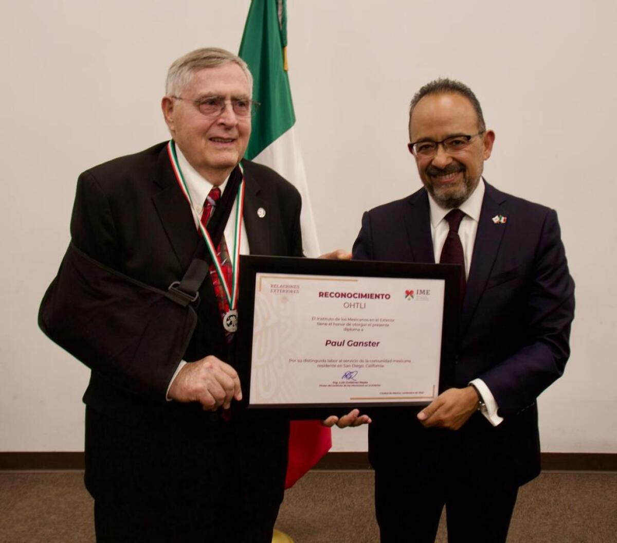 El doctor Paul Ganster y el cónsul general de México en San Diego Carlos González Gutiérrez.