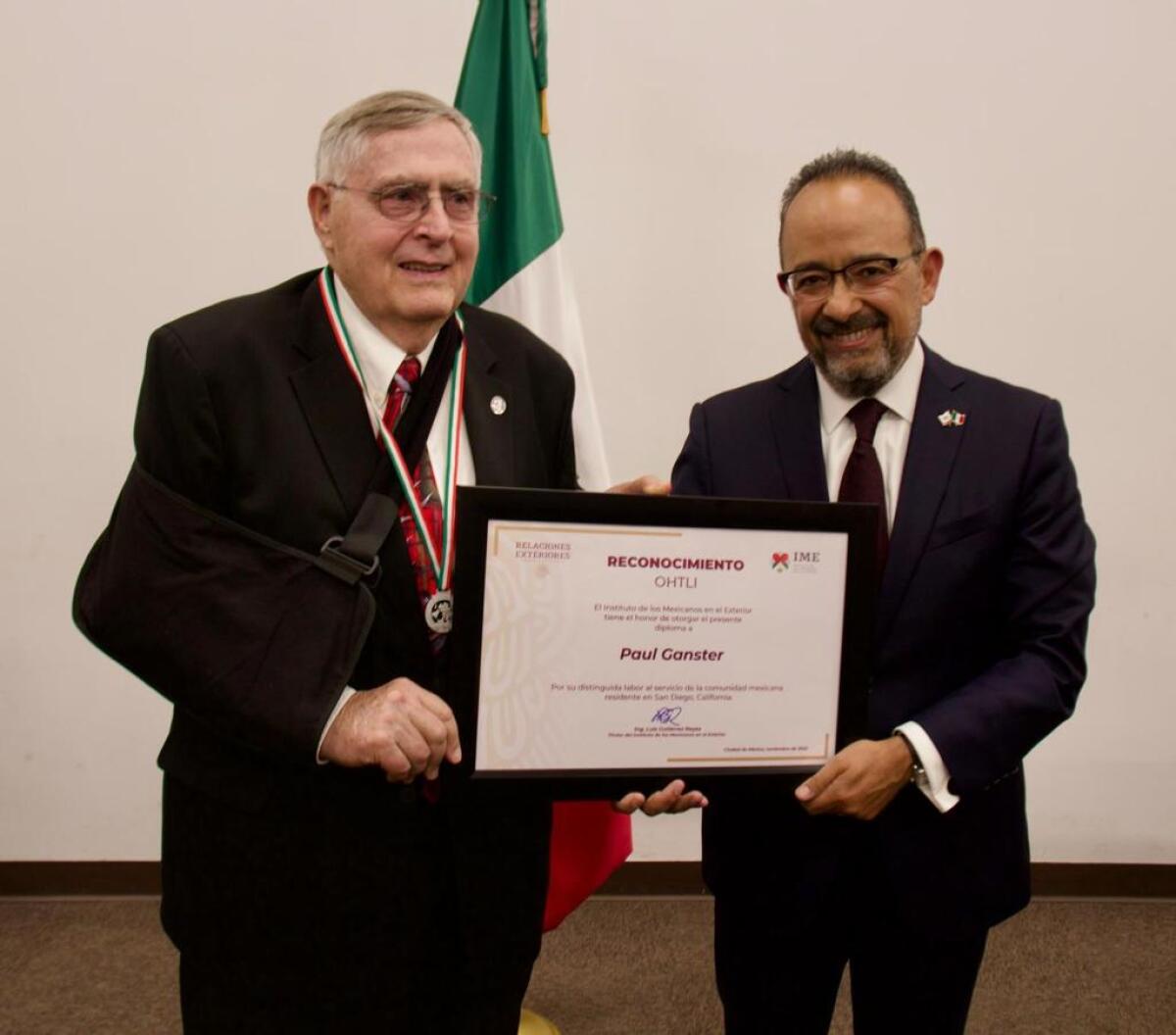 El doctor Paul Ganster y el cónsul general de México en San Diego Carlos González Gutiérrez.
