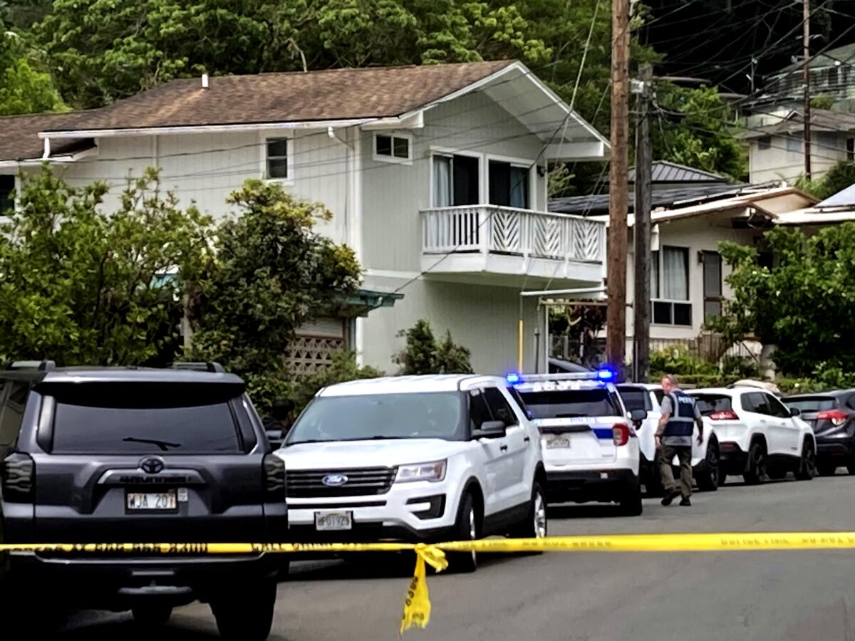 En esta fotografía del 10 de marzo de 2024, la policía de Honolulu investiga los asesinatos de varias persona