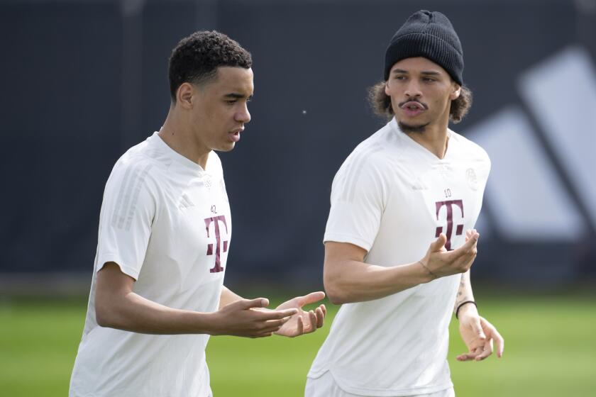 Jamal Musiala (izquierda) y Leroy Sané (derecha) durante un entrenamiento del Bayern Múnich, el lunes 8 de abril de 2024. (Sven Hoppe/dpa vía AP)
