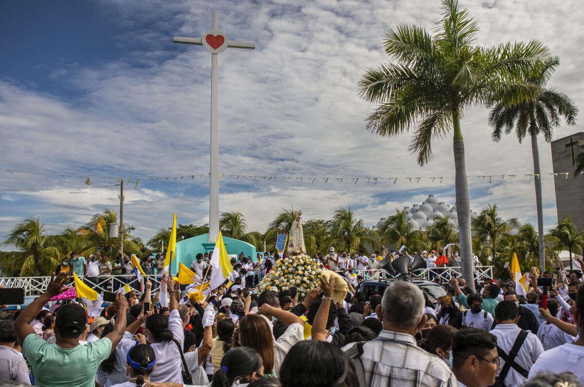 Cientos de fieles participan en una procesión a la catedral de Managua, Nicaragua, el sábado 13 de agosto de 2022. (AP Foto)