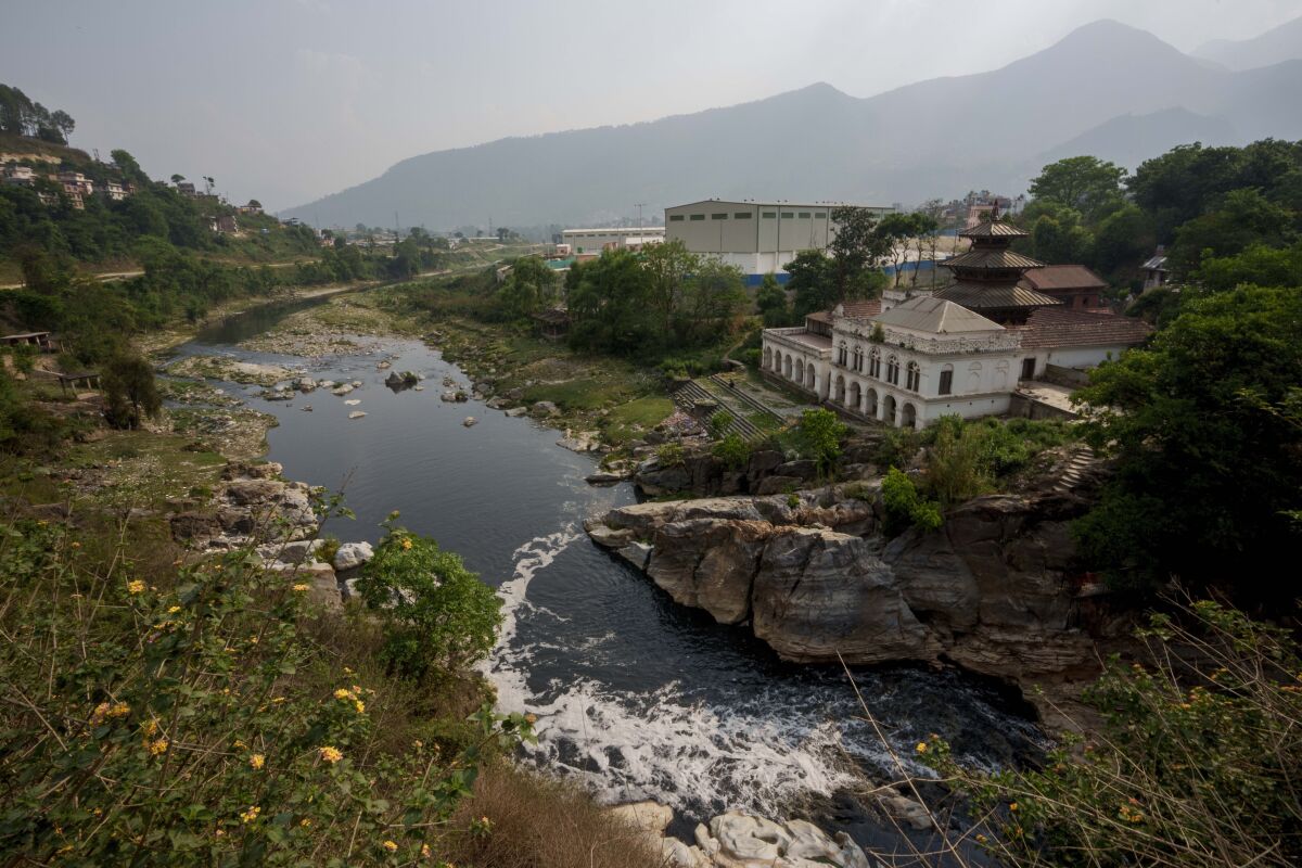 El contaminado río Bagmati fluye desde Katmandú, Nepal, el martes 26 de abril de 2022